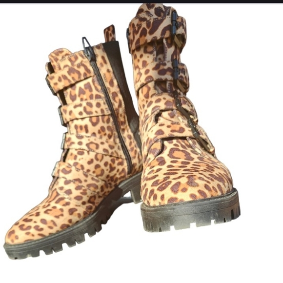 Exotic Leopard Print 🐆 Buckled, Zippered Combat Boots - Picture 10 of 10